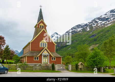 Ny Kirke (nouvelle église) -Olden, Norvège Vue d'une église paroissiale de bois rouge dans la municipalité de Stryn dans le comté de Sogn og Fjordane, Banque D'Images