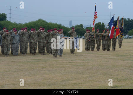 Des soldats de la Garde nationale de l'Alaska, la Compagnie Bravo du 1er Bataillon (Airborne), 143e Régiment d'infanterie, de saluer leur bataillon de la Garde nationale du Texas parent pour la dernière fois au cours d'une cérémonie tenue au Camp Mabry à Austin, le 13 août 2016. Le bataillon a été identifié à prendre part à l'Armée de l'unité associée au programme pilote qui jumelle sélectionnez les unités de la Réserve et de la Garde nationale avec les unités de service actif pour former et construire ensemble l'état de préparation, permettant à l'Armée de fournir davantage de formations prêt au combat pour les commandants de combat. Dans le cadre du processus de restructuration et le programme pilote, l'élément de deux o Banque D'Images