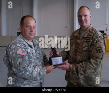 Le s.. Jack T. Marsh accepte la garde nationale Bureau International Award pour l'excellence de l'entretien pour le compte de la société D, 1er Bataillon, 185ème régiment, à partir de Brig. Le général John Rhodes, Commandant, 66e commandement de troupes, au cours d'une cérémonie à Hawkins Field, le 13 août 2016. La Garde nationale du Mississippi (photo par le Sgt. DeUndra Brown 102d, détachement des affaires publiques/libérés) Banque D'Images