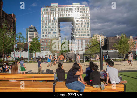 Domino Park est un parc public de 6 hectares dans le quartier de Williamsburg, Brooklyn, New York. Banque D'Images