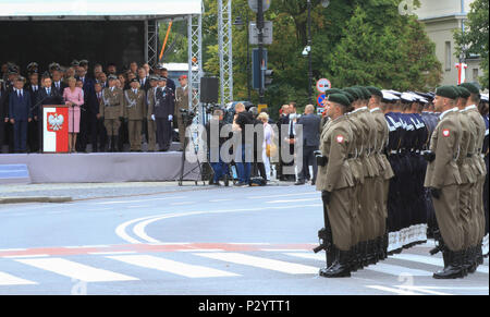 Varsovie, Pologne - Le Président de la Pologne, commandant en chef des Forces armées polonaises, Andrzej Duda rend son discours aux soldats et les clients de la Parade de la Journée des Forces armées à Varsovie, Pologne, 15 août 2016. Le défilé, qui a lieu chaque année dans la capitale, commémore le 96ème anniversaire de la victoire sur la Russie soviétique lors de la bataille de Varsovie en 1920 pendant la guerre russo-polonaise. L'événement a attiré des participants de plus d'un millier de soldats polonais et des soldats de plusieurs pays alliés, y compris des soldats américains de la société D, 3e Bataillon interarmes, 69e régiment de blindés, 3e enfant Banque D'Images