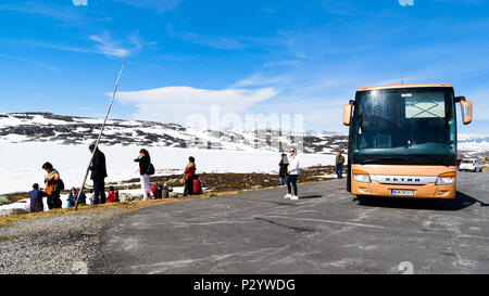 La Norvège, Haugastol - Mai 21, 2018 : Documentaire de voyage de la vie quotidienne et le lieu. La charge du bus de touristes asiatiques profitant de l'air de montagne et de neige sur thei Banque D'Images