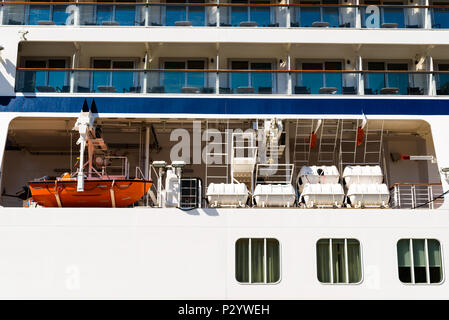 Sauvetage d'orange et de radeaux de sauvetage sur un navire de croisière blanche. Banque D'Images