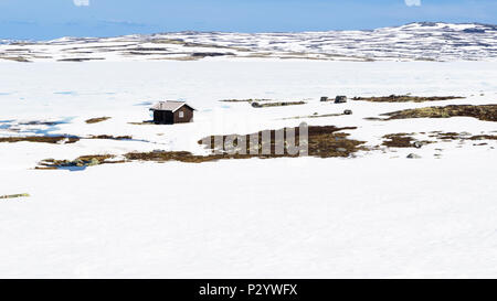 Chalet de montagne à distance d'un lac gelé. Dans Batstjone lac emplacement Buskerud, Norvège. Banque D'Images