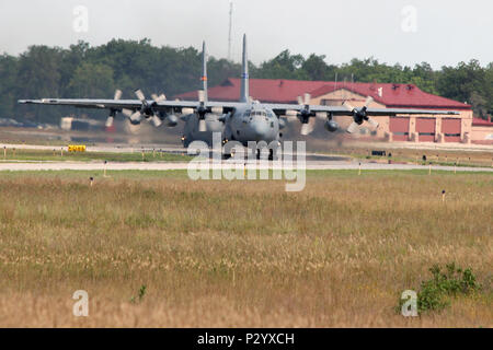 002, -003 C-130 Hercules de la 94e Escadre de transport aérien, Robbins Air Reserve Base, la Géorgie, et la 182e Escadre de transport aérien, de la base de la Garde nationale aérienne de Peoria, Illinois, enlève durant 16 ans à la Northern Strike Alpena préparation au combat au Centre, Michigan, le 15 août 2016. 16 Northern Strike est un bureau de la Garde nationale de l'exercice de l'Union environ 5 000 Armée, Aviation, Marine, Forces spéciales et les membres en service de 20 membres et de trois pays de la coalition au cours des trois premières semaines d'août 2016 au Camp d'entraînement aux Manœuvres conjointes de l'ombre et le Centre d'Alpena combattre Readines Banque D'Images