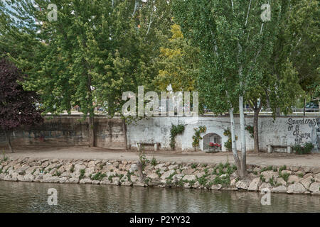 Niche de la Vierge à l'embarcadère de las Moreras sur la rive du fleuve Pisuerga de la ville de Valladolid, Castilla y León, Espagne, Europe Banque D'Images