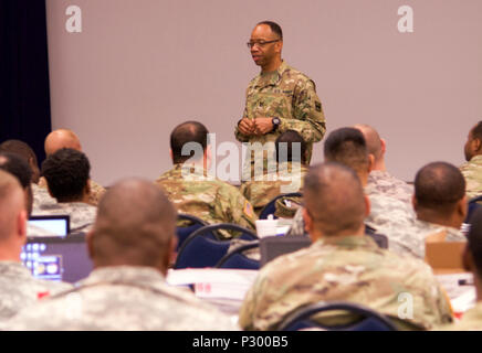 CAMP ROBINSON, Ark. - Le Général A.C. Roper, commandant de la 80e commandement de l'instruction, s'adresse aux participants de l'atelier sur la sécurité de la commande le 11 août 2016. "La sécurité est un chef de file a la responsabilité et nous sommes tous les dirigeants, quel que soit le rang de nos coffres," dit Roper. "Il nous incombe, en tant que dirigeants pour s'assurer que nous faisons tout ce qui est nécessaire pour s'assurer que nos soldats, administrateurs, techniciens militaires, civils et retourner dans leurs familles." Banque D'Images