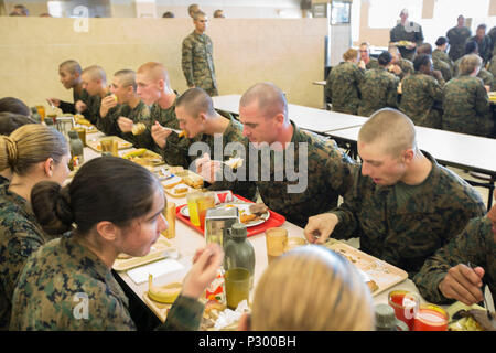 La nouvelle société de l'écho des Marines, 2e Bataillon d'instruction des recrues, et Papa Company, 4e Bataillon d'instruction des recrues, profitez d'un déjeuner des guerriers après avoir terminé le creuset, le 13 août 2016, sur l'Île Parris, L.C. (ce petit déjeuner était la récompense ultime après avoir terminé les 54 heures de l'événement culminant de la formation, permettant à la nouvelle Marines pour parler à leurs instructeurs de forage pour la première fois comme les autres marines. Les deux entreprises sont prévues pour le 19 août, 2016 études supérieures. Parris Island est le lieu d'entraînement des recrues du Corps des marines depuis le 1 novembre 1915. Aujourd'hui, environ 19 000 recrues proviennent de Parris Banque D'Images