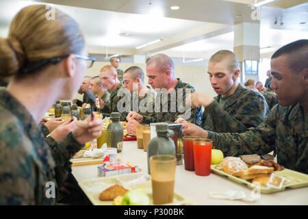 La nouvelle société de l'écho des Marines, 2e Bataillon d'instruction des recrues, et Papa Company, 4e Bataillon d'instruction des recrues, profitez d'un déjeuner des guerriers après avoir terminé le creuset, le 13 août 2016, sur l'Île Parris, L.C. (ce petit déjeuner était la récompense ultime après avoir terminé les 54 heures de l'événement culminant de la formation, permettant à la nouvelle Marines pour parler à leurs instructeurs de forage pour la première fois comme les autres marines. Les deux entreprises sont prévues pour le 19 août, 2016 études supérieures. Parris Island est le lieu d'entraînement des recrues du Corps des marines depuis le 1 novembre 1915. Aujourd'hui, environ 19 000 recrues proviennent de Parris Banque D'Images