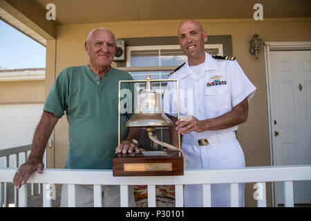 Le lieutenant Cmdr. Jeltema David, un aumônier avec Naval Medical Center San Diego, pose avec Herbert Crask, un vétéran de la Marine américaine, après avoir présenté le gaillard lui Bell de l'USS Black Hawk (AD-9) à Trinidad, 9 août 2016. Au cours de ses 10 années d'enrôlement, Crask servi à bord du USS Black Hawk, l'USS West Virginia (BB-48) et l'USS Prairie (AD-15). Banque D'Images