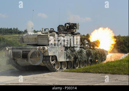 Les soldats du 2e Bataillon, 7e Régiment d'infanterie, 1st Armored Brigade Combat Team, 3ème Division d'infanterie, le feu d'un M1A2 Abrams SEPv2 char de combat principal au cours de l'exercice Combined Résoudre VII à la 7ème commande d'entraînement de l'armée à Grafenwoehr, Allemagne, le 18 août 2016. Résoudre un combiné est dirigée par les États-Unis un exercice conçu pour préparer les forces américaines et européennes pour les opérations multinationales. Résoudre combiné VII comprend plus de 3 500 participants de 16 pays partenaires de l'OTAN et de l'Europe. (U.S. Photo de l'armée de l'information visuelle par Markus Rauchenberger spécialiste) Banque D'Images