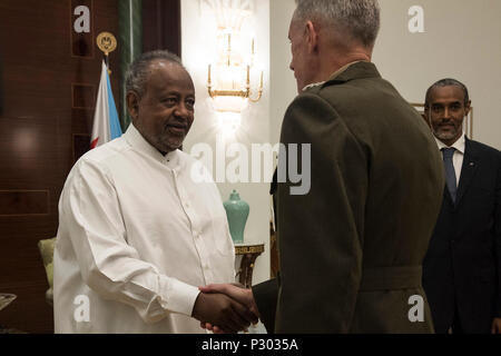 DJIBOUTI- Le Président Ismail Omar Guelleh de Djibouti, et de Commander, U.S. Africa Command, le général du Corps des Marines américain Thomas D. Waldhauser, rencontrez au palais présidentiel à Djibouti le 18 août 2016. C'est la première visite officielle de Waldhauser à Djibouti depuis la prise de commandement de l'AFRICOM en juillet 2016. (U.S. Photo de l'Armée de l'air par le sergent. Tiffany DeNault) Banque D'Images