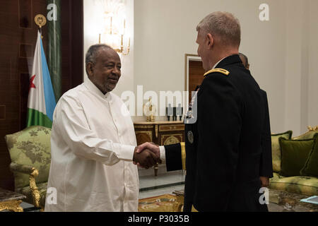 DJIBOUTI- Le Président Ismail Omar Guelleh de Djibouti, et l'armée américaine, le général Kurt Sonntag, Combined Joint Task Force-Horn of Africa général commandant, rencontrez au palais présidentiel à Djibouti le 18 août 2016. La salutation a frappé au cours de la première visite officielle de Commander, U.S. Africa Command, le général du Corps des Marines américain Thomas D. Waldhauser depuis son accession d'AFRICOM en juillet 2016. (U.S. Photo de l'Armée de l'air par le sergent. Tiffany DeNault) Banque D'Images