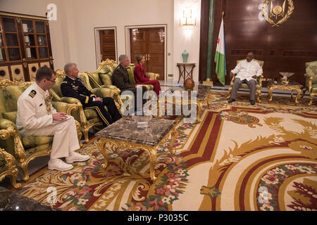 DJIBOUTI- Commander, U.S. Africa Command, le général du Corps des Marines américain Thomas D. Waldhauser, rencontre le Président Ismail Omar Guelleh de Djibouti, le 18 août 2016 au palais présidentiel à Djibouti. C'est la première visite officielle de Waldhauser à Djibouti depuis la prise de commandement de l'AFRICOM en juillet 2016. (U.S. Photo de l'Armée de l'air par le sergent. Tiffany DeNault) Banque D'Images