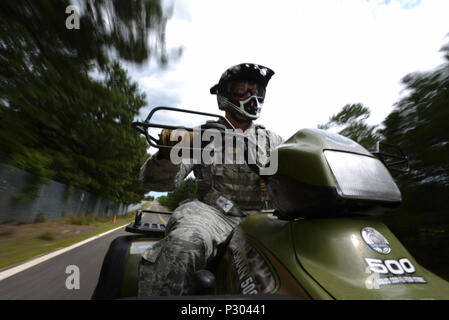 WESTHAMPTON BEACH, NY - Sergent-chef Paul W. Clementi, un membre de la 106e Escadron des Forces de sécurité de l'Escadre de sauvetage, de trains sur un véhicule tout terrain à F.S. Gabreski ANG le 18 août 2016. Ici, MSgt. Clementi démontre comment garder la posture et maintenir le contrôle du véhicule lors du déplacement de la route d'un terrain plus accidenté. Les VTT sont utilisés par les forces de sécurité à maintenir l'intégrité de la base d'un périmètre. Les membres doivent former régulièrement afin de conserver leur compétence. (U.S. Air National Guard / Staff Sgt. Christopher S. Muncy / relâché) Banque D'Images