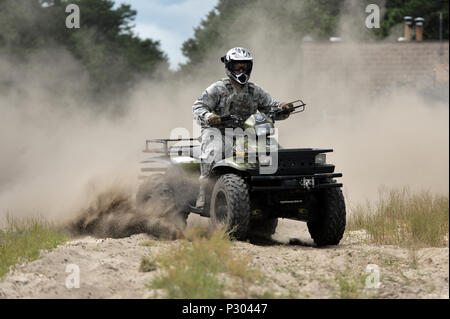 WESTHAMPTON BEACH, NY - Sergent-chef Paul W. Clementi, un membre de la 106e Escadron des Forces de sécurité de l'Escadre de sauvetage, de trains sur un véhicule tout terrain à F.S. Gabreski ANG le 18 août 2016. Ici, MSgt. Clementi démontre comment garder la posture et maintenir le contrôle du véhicule lors du déplacement de la route d'un terrain plus accidenté. Les VTT sont utilisés par les forces de sécurité à maintenir l'intégrité de la base d'un périmètre. Les membres doivent former régulièrement afin de conserver leur compétence. (U.S. Air National Guard / Staff Sgt. Christopher S. Muncy / relâché) Banque D'Images