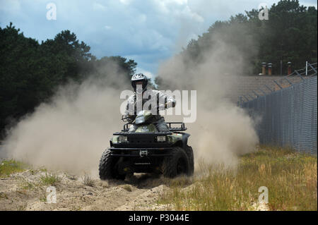 WESTHAMPTON BEACH, NY - Sergent-chef Paul W. Clementi, un membre de la 106e Escadron des Forces de sécurité de l'Escadre de sauvetage, de trains sur un véhicule tout terrain à F.S. Gabreski ANG le 18 août 2016. Ici, MSgt. Clementi démontre comment garder la posture et maintenir le contrôle du véhicule lors du déplacement de la route d'un terrain plus accidenté. Les VTT sont utilisés par les forces de sécurité à maintenir l'intégrité de la base d'un périmètre. Les membres doivent former régulièrement afin de conserver leur compétence. (U.S. Air National Guard / Staff Sgt. Christopher S. Muncy / relâché) Banque D'Images