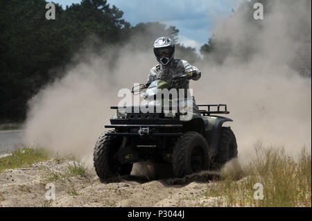 WESTHAMPTON BEACH, NY - Sergent-chef Paul W. Clementi, un membre de la 106e Escadron des Forces de sécurité de l'Escadre de sauvetage, de trains sur un véhicule tout terrain à F.S. Gabreski ANG le 18 août 2016. Ici, MSgt. Clementi démontre comment garder la posture et maintenir le contrôle du véhicule lors du déplacement de la route d'un terrain plus accidenté. Les VTT sont utilisés par les forces de sécurité à maintenir l'intégrité de la base d'un périmètre. Les membres doivent former régulièrement afin de conserver leur compétence. (U.S. Air National Guard / Staff Sgt. Christopher S. Muncy / relâché) Banque D'Images