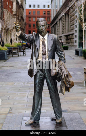 Statue d'un employé de bureau saluant une cabine près de Blackfriars Bridge, au large de Victoria Embankment. La statue, intitulée "Taxi !", est situé sur la rue John Carpenter, près de J P Morgan, et est une sculpture 1983 par J. Seward Johnson Jr Banque D'Images