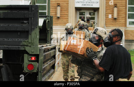 Avec l'Echo des soldats de l'avant Support Société, 326e bataillon du génie de la Brigade, 1e Brigade Combat Team, la 101e Division aéroportée, Fort Campbell, Kentucky, à simuler un ramasseur d'opération au cours d'un produit chimique, biologique, radiologique et nucléaire Défense entraînement physique à Muscatatuck Urban Training Center, Indiana, 14 août 2016. Les dirigeants d'entreprise utilisés l'exercice d'introduire leurs soldats d'une nouvelle pièce d'équipement, le M50 - Service Commun masque à usage général, qui a remplacé l'Armée US M40 du masque de protection sur le terrain. Réserve de l'Armée US (Photo par le Sgt. Quentin Johnson, 211e MPAD/R Banque D'Images