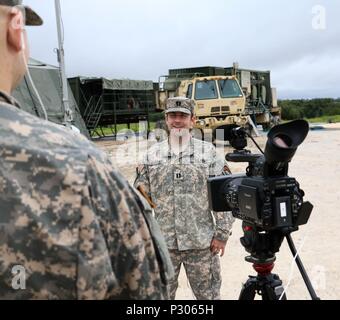 FORT HOOD, Texas - SPC. Logan Rath, un radiodiffuseur d'affaires publiques de la réserve de l'armée, des interviews de commandant de compagnie Le Capitaine Andrew Graham, de la 340e compagnie de quartier-maître le 16 août 2016. Graham discute de l'importance de la reddition de soldat en ce qui a trait à la manipulation du vêtement. (U.S. Réserve de l'armée photo par le Sgt. Michael Adetula/libérés) Banque D'Images