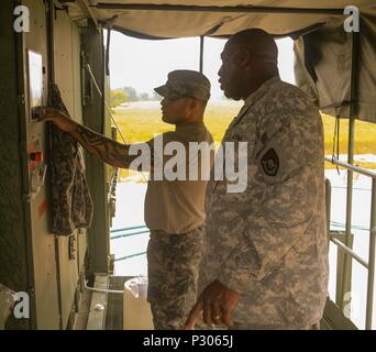 FORT HOOD, Texas - Le Sgt. 1re classe Julian Crawford de la 340e compagnie de quartier-maître offre une formation aux membres de l'unité de la CPS. Martin Benavides, le 16 août 2016, son premier jour de travail avec le système d'avance de blanchisserie. (U.S. Réserve de l'armée photo par le Sgt. Michael Adetula/libérés) Banque D'Images