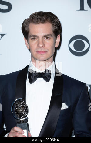 New York, États-Unis. 10 Juin, 2018. Award Winner Andrew Garfield pose dans les 72e Tony Awards annuel Salle des médias de l'Ouest à 3 Crédit : Lev Club Radin/Pacific Press/Alamy Live News Banque D'Images