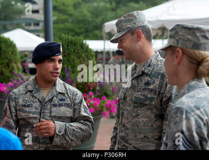 Le s.. Niko Valdez, 88e Escadron des Forces de sécurité, des entretiens avec le colonel Bradley McDonald, 88e Escadre, Base de l'Air et Chef Master Sgt. Lisa Arnold, 88e chef du commandement ABW, avant le Dragon de Dayton's match de baseball à Fifth Third Field, le 13 août 2016. Valdez a été à l'extérieur de l'ordre des réponses à des questions sur l'équipement des forces de sécurité avant d'afficher le jeu dans lequel McDonald a lancé la première balle de cérémonie. (U.S Air Force photo par R.J. Oriez/libérés) Banque D'Images