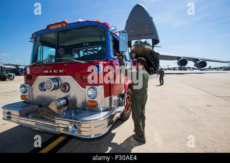 Les arrimeurs avec la 439e Escadre de transport aérien, Air Force Reserve Command, charger un 1982 Mack 1250 GPM pumper fire chariot sur un C-5B Galaxy at Joint Base McGuire-Dix-Lakehurst N.J., le 12 août 2016. Le camion sera transporté à Managua, Nicaragua. Le sergent-chef. Jorge A. Narvaez, un traditionnel New Jersey Air National Guardsman avec le 108e Escadron des Forces de sécurité, a beaucoup contribué à remettre le chariot a fait don d'un groupe de pompiers volontaires à Managua. Le camion don est fait par l'Denton, programme qui permet aux citoyens des États-Unis et des organisations d'utiliser l'espace disponible sur les avions cargo militaires Banque D'Images