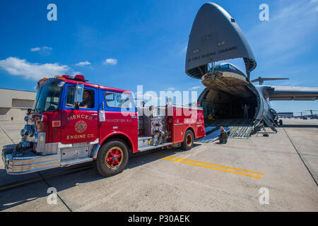 Les arrimeurs avec la 439e Escadre de transport aérien, Air Force Reserve Command, charger un 1982 Mack 1250 GPM pumper fire chariot sur un C-5B Galaxy at Joint Base McGuire-Dix-Lakehurst N.J., le 12 août 2016. Le camion sera transporté à Managua, Nicaragua. Le sergent-chef. Jorge A. Narvaez, un traditionnel New Jersey Air National Guardsman avec le 108e Escadron des Forces de sécurité, a beaucoup contribué à remettre le chariot a fait don d'un groupe de pompiers volontaires à Managua. Le camion don est fait par l'Denton, programme qui permet aux citoyens des États-Unis et des organisations d'utiliser l'espace disponible sur les avions cargo militaires Banque D'Images