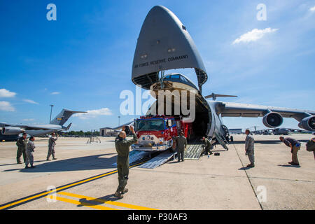 Les arrimeurs avec la 439e Escadre de transport aérien, Air Force Reserve Command, charger un 1982 Mack 1250 GPM pumper fire chariot sur un C-5B Galaxy at Joint Base McGuire-Dix-Lakehurst N.J., le 12 août 2016. Le camion sera transporté à Managua, Nicaragua. Le sergent-chef. Jorge A. Narvaez, un traditionnel New Jersey Air National Guardsman avec le 108e Escadron des Forces de sécurité, a beaucoup contribué à remettre le chariot a fait don d'un groupe de pompiers volontaires à Managua. Le camion don est fait par l'Denton, programme qui permet aux citoyens des États-Unis et des organisations d'utiliser l'espace disponible sur les avions cargo militaires Banque D'Images