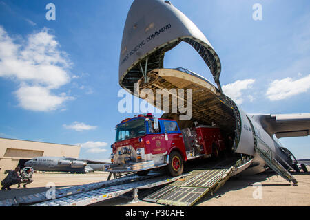 Les arrimeurs avec la 439e Escadre de transport aérien, Air Force Reserve Command, charger un 1982 Mack 1250 GPM pumper fire chariot sur un C-5B Galaxy at Joint Base McGuire-Dix-Lakehurst N.J., le 12 août 2016. Le camion sera transporté à Managua, Nicaragua. Le sergent-chef. Jorge A. Narvaez, un traditionnel New Jersey Air National Guardsman avec le 108e Escadron des Forces de sécurité, a beaucoup contribué à remettre le chariot a fait don d'un groupe de pompiers volontaires à Managua. Le camion don est fait par l'Denton, programme qui permet aux citoyens des États-Unis et des organisations d'utiliser l'espace disponible sur les avions cargo militaires t Banque D'Images