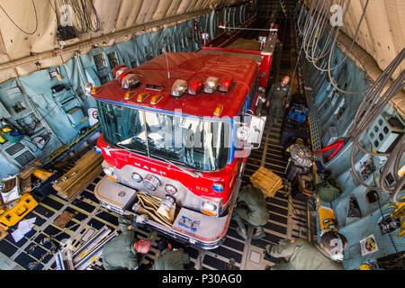 Les arrimeurs avec la 439e Escadre de transport aérien, Air Force Reserve Command, sécuriser un GPM 1250 1982 Mack pumper fire chariot sur un C-5B Galaxy at Joint Base McGuire-Dix-Lakehurst N.J., le 12 août 2016. Le camion sera transporté à Managua, Nicaragua. Le sergent-chef. Jorge A. Narvaez, un traditionnel New Jersey Air National Guardsman avec le 108e Escadron des Forces de sécurité, a beaucoup contribué à remettre le chariot a fait don d'un groupe de pompiers volontaires à Managua. Le camion don est fait par l'Denton, programme qui permet aux citoyens des États-Unis et des organisations d'utiliser l'espace disponible sur l'ipern cargo militaire Banque D'Images