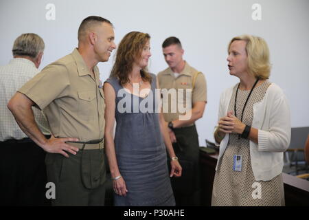 Le brig. Le général Matthew Glavy (à gauche) et son épouse, Francine, converse avec Meghan Doyle, surintendant de Craven Comté (à droite), lors d'une rencontre à l'Hôtel de Ville, à Havelock, N.C., 9 août, 2016. Le colonel Todd Ferry, commandant de Marine Corps Air Station Cherry Point, a également participé à titre de représentant. "Il est important de faire un lien avec la communauté, surtout quand il s'agit de l'éducation de nos enfants", a déclaré Glavy. Glavy a également déclaré qu'il a assisté à la rencontre parce qu'il apprécie la relation entre les Marines et les enfants dans la communauté. "Nous avons la chance d'ha Banque D'Images