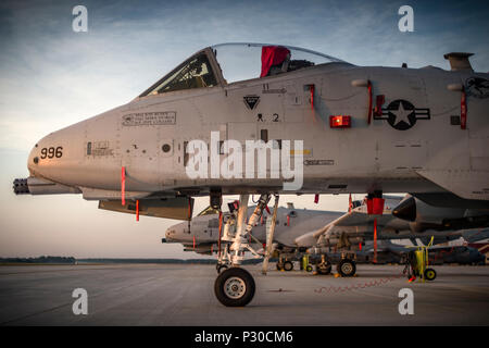 C-130 Hercules de la 120e Airlift Wing, Great Falls, au Montana, 182d Airlift Wing, Peoria, Illinois, 165e Airlift Wing, Savannah, Géorgie, et A-10 Thunderbolt II à partir de la 127e Escadre, Selfridge, Mich., les avions sont stationnés sur la piste pendant le lever du soleil en préparation pour les jours missions, 11 août 2016, à Alpena préparation au combat au Centre, Alpena, Michigan, pendant la grève du Nord 2016. 16 Northern Strike est un bureau de la Garde nationale de l'exercice de l'Union environ 5 000 Armée, Aviation, Marine, Forces spéciales et les membres en service de 20 membres et de trois pays de la coalition au cours de la première t Banque D'Images