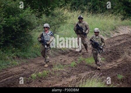 Troopers du 5e Escadron, 7e régiment de cavalerie courir vers leur véhicule de combat Bradley pour passer au prochain objectif au cours d'un exercice de tir réel interarmes au Camp, Ujmajor la Hongrie le 11 août. Banque D'Images
