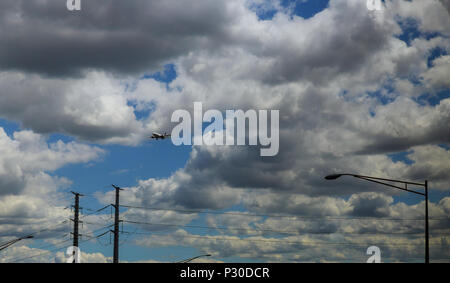 Les avions à réaction dans le ciel nuageux est commerical passager pour l'atterrissage. Composition panoramique Banque D'Images