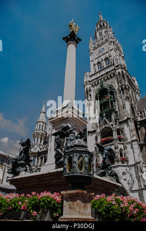 La Marienplatz est la place centrale de la vieille ville de Munich, le cœur urbain et le point central de la zone piétonne avec son style néo-gothique de l'hôtel de ville. Banque D'Images