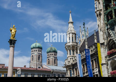 La Marienplatz est la place centrale de la vieille ville de Munich, le cœur urbain et le point central de la zone piétonne avec son style néo-gothique de l'hôtel de ville. Banque D'Images