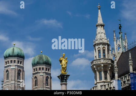 La Marienplatz est la place centrale de la vieille ville de Munich, le cœur urbain et le point central de la zone piétonne avec son style néo-gothique de l'hôtel de ville. Banque D'Images