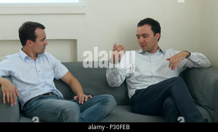 Deux hommes d'avoir la discussion en bureau. Banque D'Images