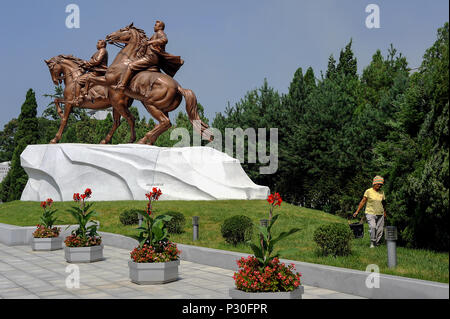 Pyongyang, Corée du Nord, la figure de bronze avec Kim Jong-il sur le terrain de la troupe artistique Mansudae art studio Banque D'Images