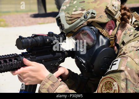 Un aviateur affecté à la 341e Escadron des Forces de sécurité de missiles participe à la formation le 5 août 2016, à la Malmstrom Air Force Base, au Montana, la 341a mis en œuvre le MSFS All-In Plan d'action qui est un système complet de l'attention au détail campagne visant à améliorer encore la culture de l'escadron d'intégrité, d'excellence, de fierté et de professionnalisme, toutes les mesures nécessaires pour maintenir la capacité de combat de précision dans la mission sur la sécurité nucléaire. (U.S. Air Force photo/Navigant de première classe Magen M. Reeves) Banque D'Images