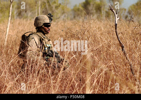 Avec un 1er bataillon du 1er Régiment de Marines, promenades vers un objectif de simulation avant d'entreprise un éventail de tir réel à Bradshaw La formation sur le terrain, Territoire du Nord, Australie, le 16 août 2016. Koolendong est un véhicule amphibie et d'exercice de tir réel conçu pour accroître l'interopérabilité entre le Corps des Marines des États-Unis et l'Australian Defence Force. (U.S. Marine Corps photo par le Sgt. Sarah Anderson) Banque D'Images