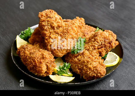 Ailes de poulet croustillantes appétissants. Plat pour le dîner. Vue rapprochée Banque D'Images