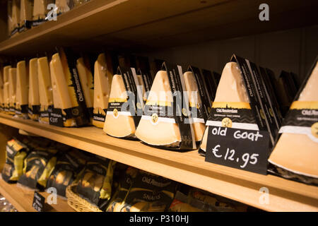 Amsterdam, Pays-Bas, mai 2018, les fromages de marque sur l'affichage à la vente à la fromagerie. Banque D'Images