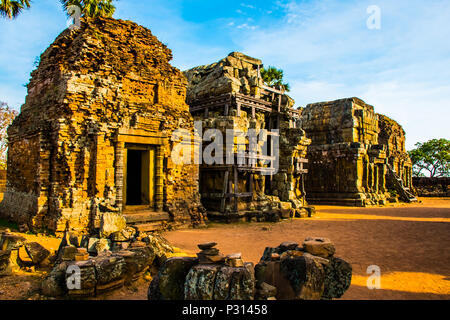 Ancienne vieille mystérieux temple Phnom Krom sur la colline près de Siem Reap, Cambodge Banque D'Images