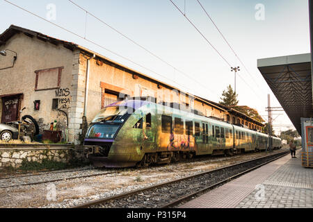 Larissa, Grèce - 11 juin 2018 : Vue de la plate-forme de passagers et un train de banlieue à la gare de Larissa. Banque D'Images