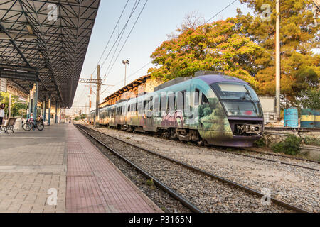 Larissa, Grèce - 11 juin 2018 : Vue de la plate-forme de passagers et un train de banlieue à la gare de Larissa. Banque D'Images