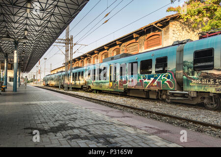 Larissa, Grèce - 11 juin 2018 : Vue de la plate-forme de passagers et un train de banlieue à la gare de Larissa. Banque D'Images